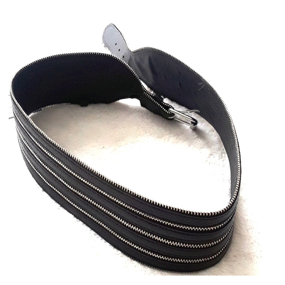 BCBG medium zippered corset belt